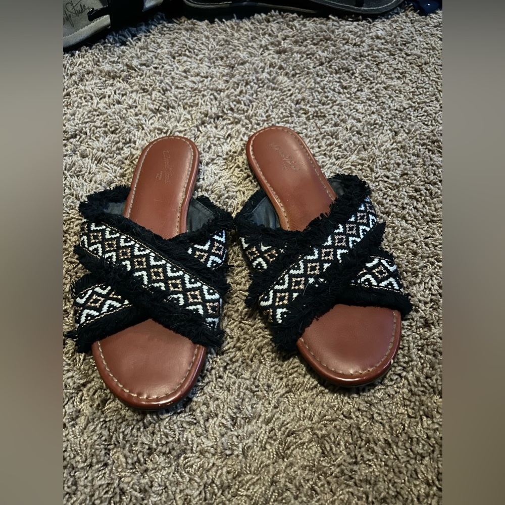 Used universal thread slip on. Size 8.5 but run alittle small